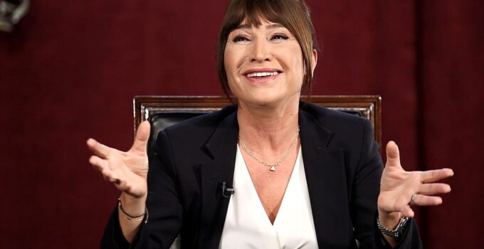 DEMET AKBAĞ, NEDEN ÖPÜŞÜLESİ ROLLERDE OYNAMADIĞINI AÇIKLADI!