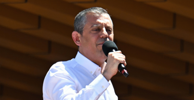 ÖZGÜR ÖZEL: “İKTİDARA GELDİĞİMİZDE TAKİBE DÜŞMÜŞ KREDİ KARTI FAİZLERİNİ SİLECEĞİZ”