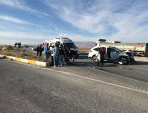 EREĞLİ’DE KAMYONET İLE CİP ÇARPIŞTI: 3’Ü ÇOCUK 7 KİŞİ YARALI