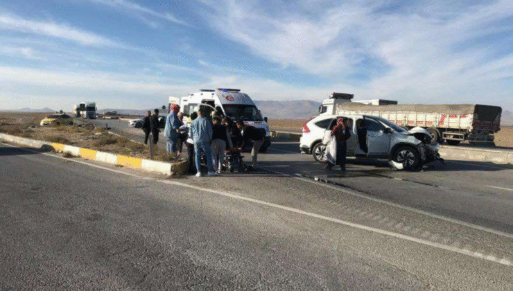 EREĞLİ’DE KAMYONET İLE CİP ÇARPIŞTI: 3’Ü ÇOCUK 7 KİŞİ YARALI