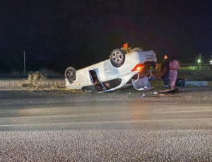 EREĞLİ’DE OTOMOBİL TAKLA ATTI: 3 YARALI