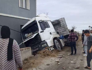 EREĞLİ’DE TIR MÜSTAKİL EVE ÇARPTI