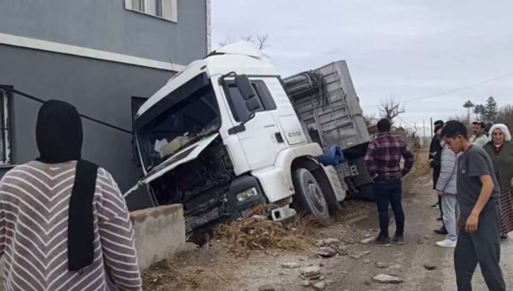 EREĞLİ’DE TIR MÜSTAKİL EVE ÇARPTI