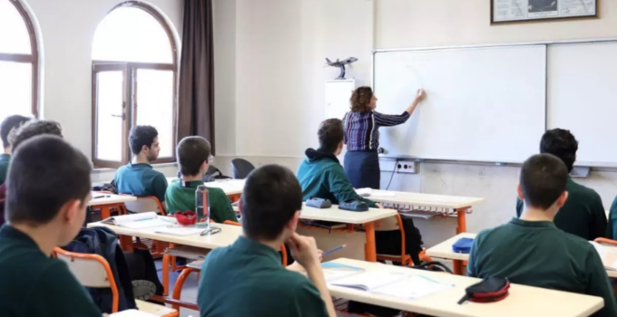 ORTAOKUL VE LİSELERDE YENİ DÖNEM BAŞLIYOR
