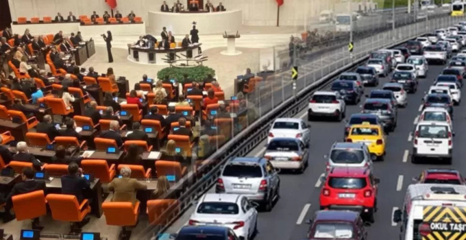 TRAFİK CEZALARINDA TARİHİ ARTIŞ! YENİ DÜZENLEME TBMM’DEN GEÇTİ