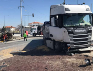 EREĞLİ’DE KORKUTAN KAZA: TIR’LA ÇARPIŞAN TRAKTÖR İKİYE BÖLÜNDÜ