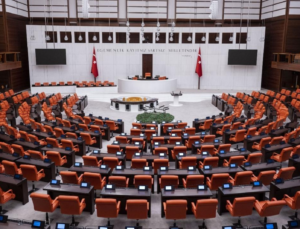 AİLE VE ÇOCUK PAKETİ MECLİS YOLUNDA: DOĞUM İZNİ VE SOSYAL MEDYA DÜZENLEMESİ GELİYOR