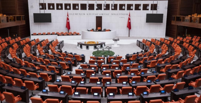 AİLE VE ÇOCUK PAKETİ MECLİS YOLUNDA: DOĞUM İZNİ VE SOSYAL MEDYA DÜZENLEMESİ GELİYOR