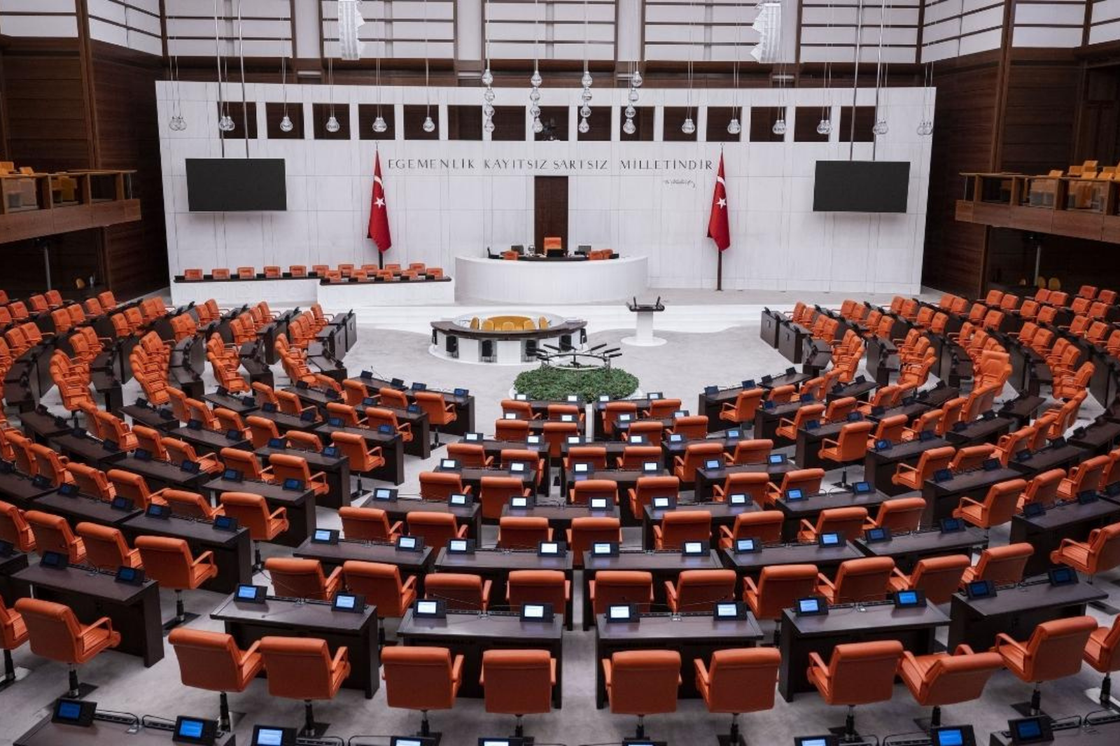 AİLE VE ÇOCUK PAKETİ MECLİS YOLUNDA: DOĞUM İZNİ VE SOSYAL MEDYA DÜZENLEMESİ GELİYOR