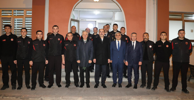 BAŞKAN ALTAY İFTARDAN SONRA GECE MESAİSİNDEKİ BÜYÜKŞEHİR PERSONELİNİ ZİYARET ETTİ