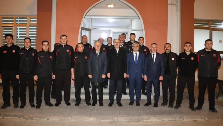 BAŞKAN ALTAY İFTARDAN SONRA GECE MESAİSİNDEKİ BÜYÜKŞEHİR PERSONELİNİ ZİYARET ETTİ