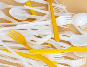 TEK KULLANIMLIK PLASTİKLERE YASAK GELİYOR