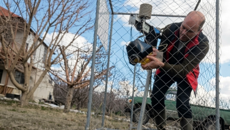 HALKAPINAR’DA MEYVE ZARARLILARINA TEKNOLOJİK TAKİP: SAHAYA KAMERALI TUZAKLAR KURULDU