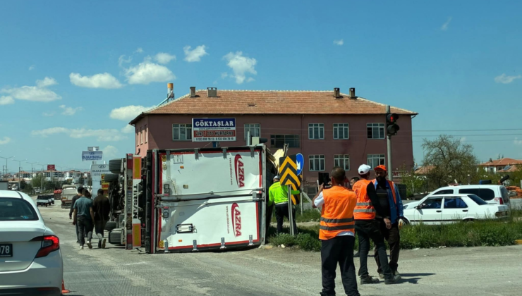 EREĞLİ’DE TIR KAVŞAKTA DEVRİLDİ: VATANDAŞLAR SEFERBER OLDU