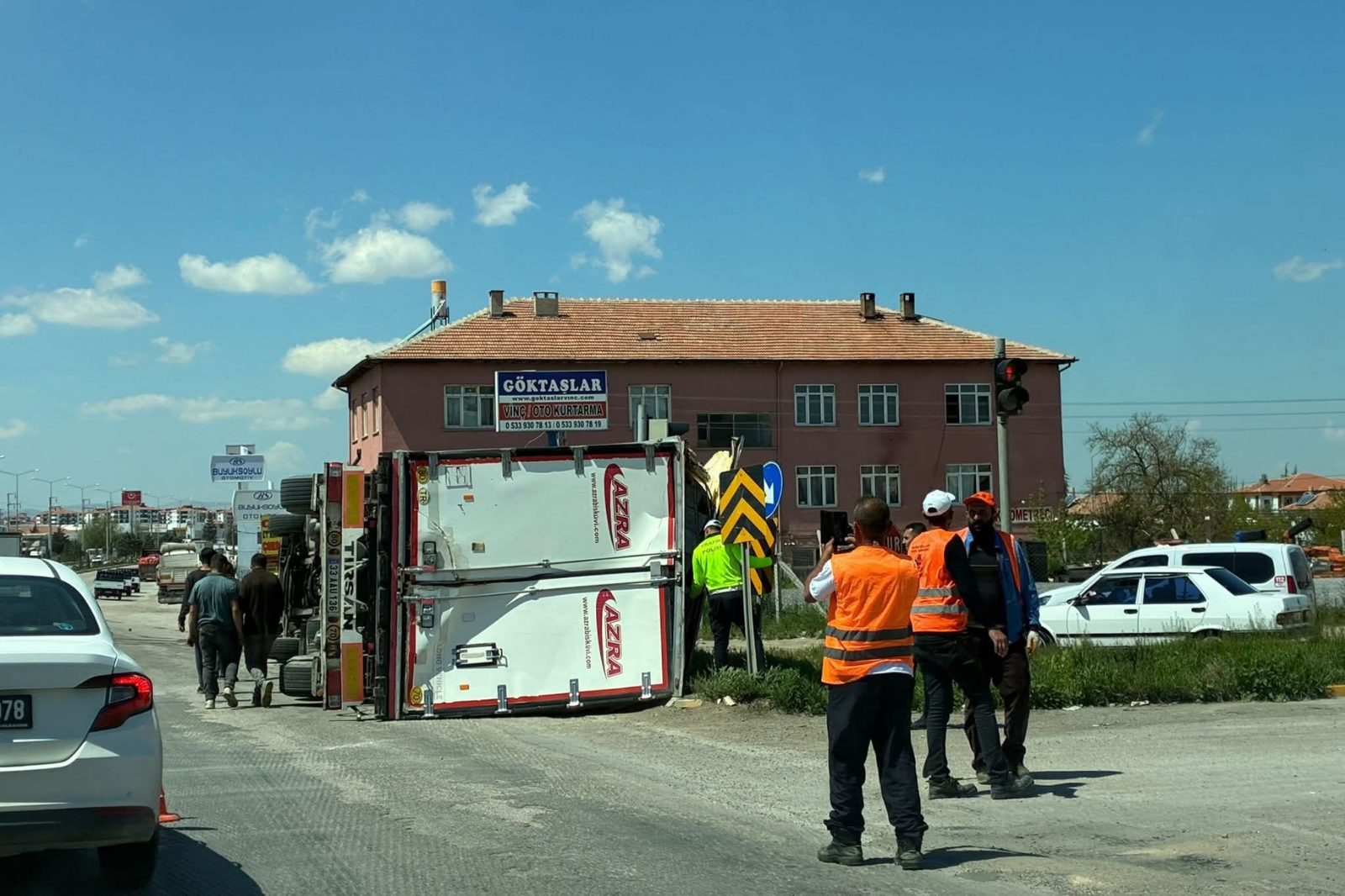 EREĞLİ’DE TIR KAVŞAKTA DEVRİLDİ: VATANDAŞLAR SEFERBER OLDU