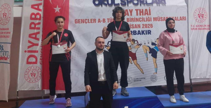 CUMHURİYET ANADOLU LİSESİ BAŞARIYA DOYMUYOR: MUAY THAI’DE TÜRKİYE ŞAMPİYONLUĞU!