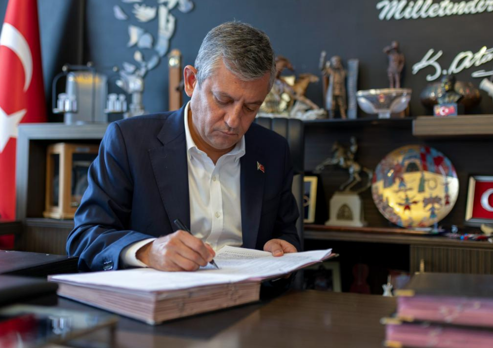 ÖZGÜR ÖZEL VE 91 MİLLETVEKİLİ CHP’DEN İSTİFA EDEREK YENİ PARTİ’Yİ KURDU