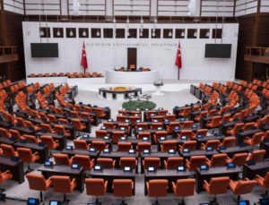 TBMM’DE SANDALYE DAĞILIMI DEĞİŞTİ: CHP 44 MİLLETVEKİLİNE DÜŞTÜ