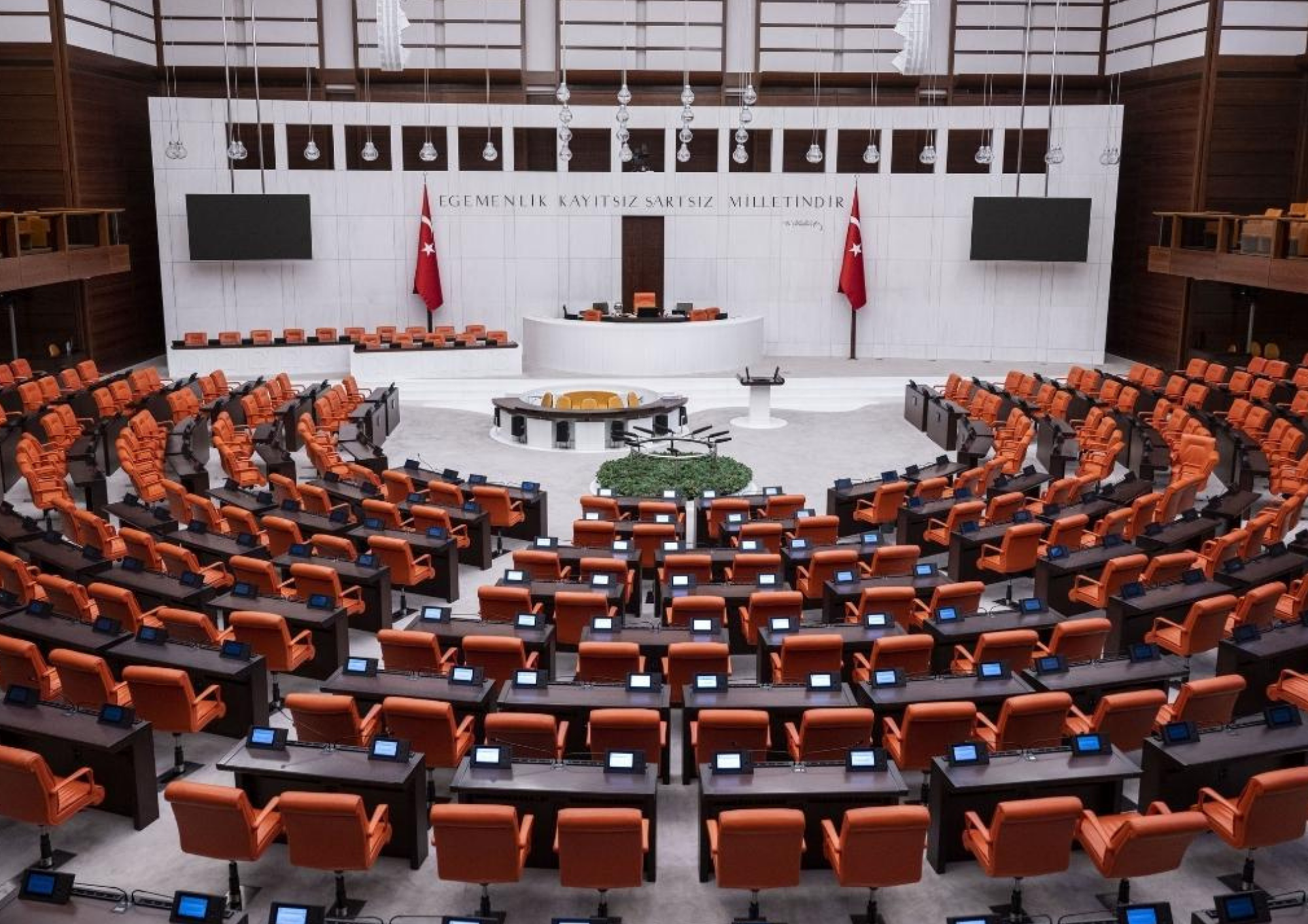 TBMM’DE SANDALYE DAĞILIMI DEĞİŞTİ: CHP 44 MİLLETVEKİLİNE DÜŞTÜ