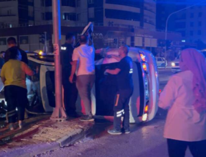 EREĞLİ’DE KAVŞAKTA ŞİDDETLİ ÇARPIŞMA: DEVRİLEN ARAÇTAKİ SÜRÜCÜ İTFAİYEYLE KURTARILDI