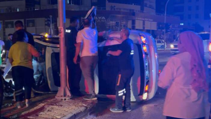 EREĞLİ’DE KAVŞAKTA ŞİDDETLİ ÇARPIŞMA: DEVRİLEN ARAÇTAKİ SÜRÜCÜ İTFAİYEYLE KURTARILDI