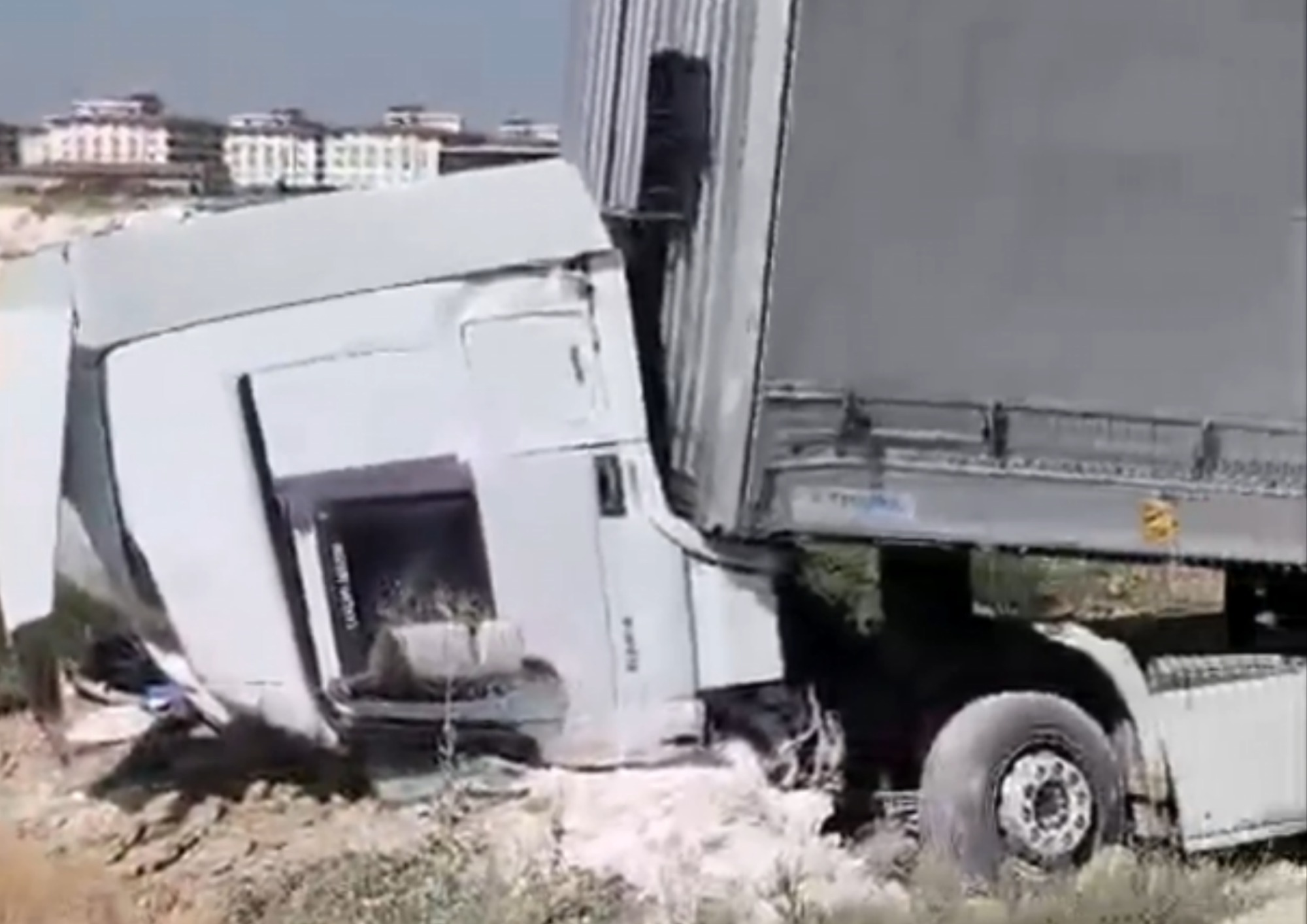 EREĞLİ’DE TIR ŞARAMPOLE YUVARLANDI: 2 YARALI