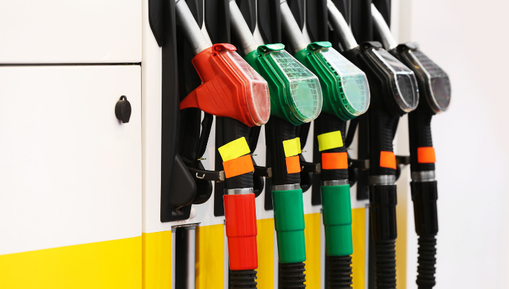 AKARYAKITA ÇİFTE ZAM GELİYOR: MOTORİN VE BENZİN FİYATLARI REKOR SEVİYEYE YÜKSELECEK