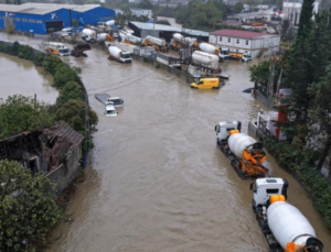 İSTANBUL’U SAĞANAK VURDU: 2 CAN KAYBI, YOL VE MEYDANLAR SULAR ALTINDA