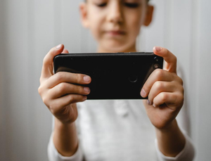 SOSYAL MEDYADA YAŞ SINIRLAMASI YÖNETMELİĞİ RESMİ GAZETE’DE
