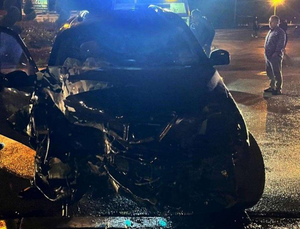 EREĞLİ’DE KONTROLDEN ÇIKAN OTOMOBİL DUVARA ÇARPTI: 4 GENÇ YARALANDI