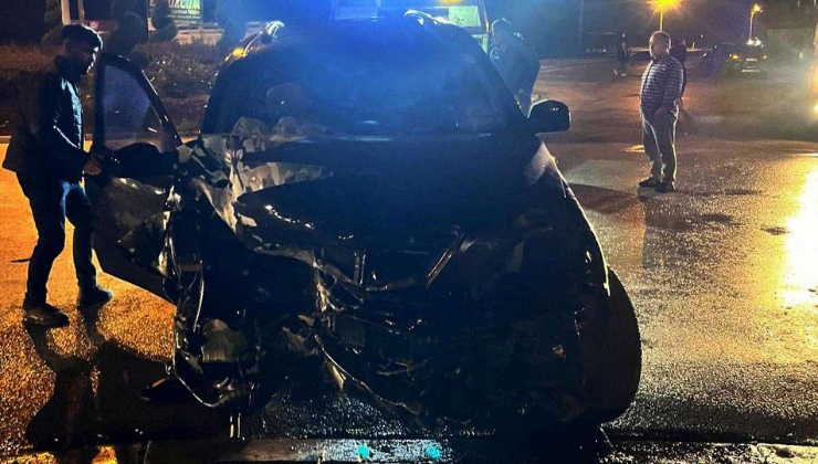 EREĞLİ’DE KONTROLDEN ÇIKAN OTOMOBİL DUVARA ÇARPTI: 4 GENÇ YARALANDI