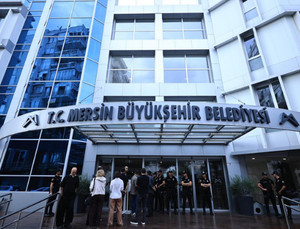 MERSİN’DE 3 BELEDİYEYE YOLSUZLUK OPERASYONU: VAHAP SEÇER VE 2 BELEDİYE BAŞKANI GÖZALTINDA
