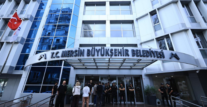 MERSİN’DE 3 BELEDİYEYE YOLSUZLUK OPERASYONU: VAHAP SEÇER VE 2 BELEDİYE BAŞKANI GÖZALTINDA